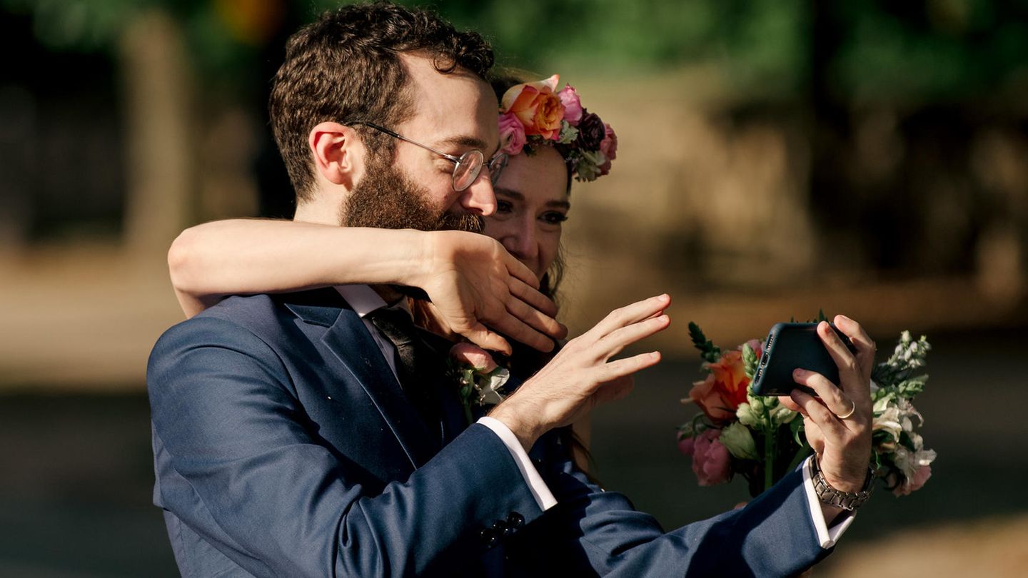 Braut und Bräutigam machen bei der Hochzeit ein Selfie