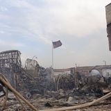 Es sieht aus wie in der Apokalypse: Über einem niedergebrannten Haus in Pacific Palisades weht Donnerstag eine US-Flagge. Auf mindestens 9000 zerstörte Gebäude beziffert die Feuerwehr den Schaden am Freitagmorgen