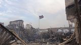 Es sieht aus wie in der Apokalypse: Über einem niedergebrannten Haus in Pacific Palisades weht Donnerstag eine US-Flagge. Auf mindestens 9000 zerstörte Gebäude beziffert die Feuerwehr den Schaden am Freitagmorgen