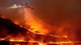 Keine Pause für die Feuerwehr, im Gegenteil. Im Stadtgebiet ist Donnerstag ein weiterer Waldbrand ausgebrochen. Das sogenannte Kenneth Fire breitet sich im Gebiet der West Hills und Hidden Hills zwischen Los Angeles und Ventura aus und bewegt sich gefährlich schnell auf Wohnhäuser in der hügeligen Region zu