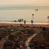 Nichts als Zerstörung: Bis an den Pazifik sind die Häuser in Pacific Palisades, einem Stadtteil von Los Angeles, am Donnerstag niedergebrannt. Im Hintergrund füllt ein Löschflugzeug seine Wassertanks im Meer auf