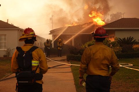 Feuerwehrleute versuchen, ein brennendes Gebäude in Los Angeles zu löschen