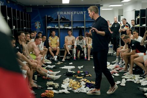 Szene aus der DFB-Doku: Bundestrainer Julian Nagelsmann hält eine Kabinenansprache bei der EM