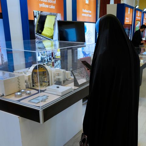 Bomb construction within a few days? An Iranian photographs exhibits of an exhibition on the nuclear achievements of their country