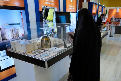 Bombenbau binnen weniger Tage? Eine Iranerin fotografiert Exponate einer Ausstellung über die nuklearen Errungenschaften ihres Landes