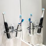 Zahnbürste und -creme