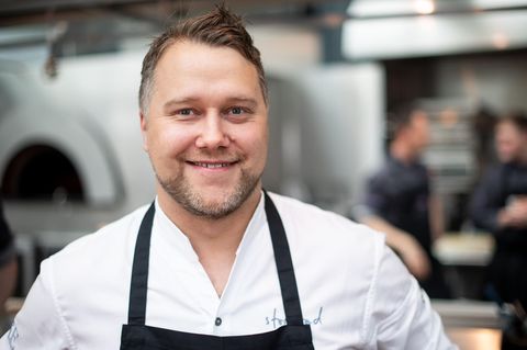 Koch Anton Schmaus steht in seinem Regensburger Restaurant