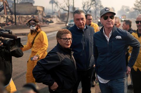 Karen Bass, Bürgermeisterin von Los Angeles, zusammen mit dem Gouverneur Gavin Newsom