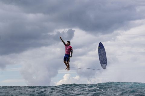 Sportfoto: Surfer Gabriel Medina steht über dem Wasser in der Luft