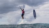 Sportfoto: Surfer Gabriel Medina steht über dem Wasser in der Luft
