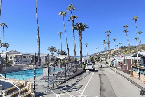 In diesem kleinen, direkt am Pacific Coast Highway gelegenen Swimmingpool wird so schnell kein Kind mehr planschen können. Obgleich keine 200 Meter Luftlinie vom Meer entfernt, ...