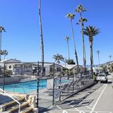 In diesem kleinen, direkt am Pacific Coast Highway gelegenen Swimmingpool wird so schnell kein Kind mehr planschen können. Obgleich keine 200 Meter Luftlinie vom Meer entfernt, ...