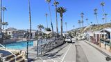 In diesem kleinen, direkt am Pacific Coast Highway gelegenen Swimmingpool wird so schnell kein Kind mehr planschen können. Obgleich keine 200 Meter Luftlinie vom Meer entfernt, ...
