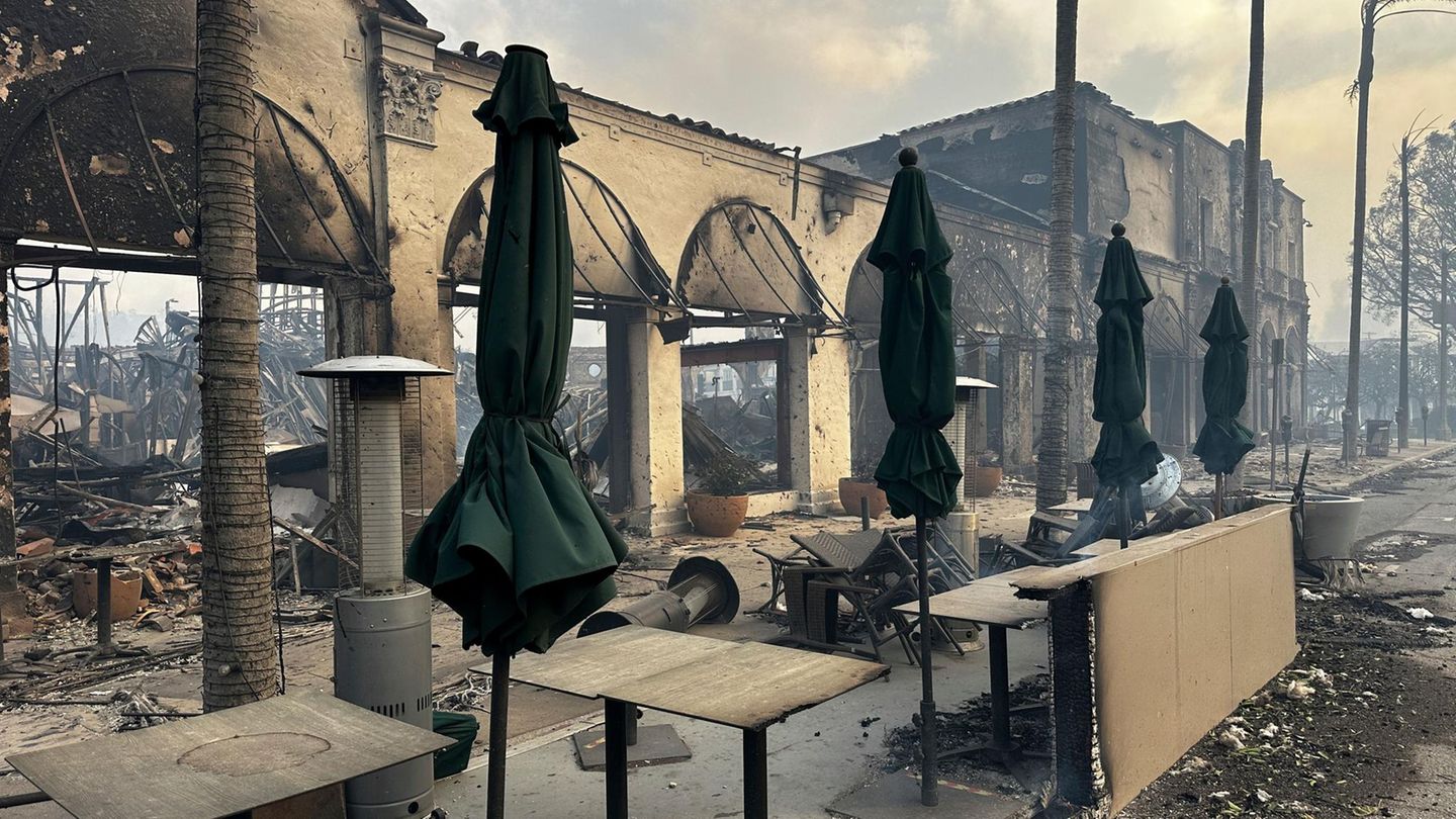 ... in dem auch ein italienisches Restaurant sowie die Filiale einer bekannten Kaffee-Kette untergebracht war, brannte bis auf die Grundmauern nieder. Nur einige der grünen Sonnenschirme auf der Terrasse blieben unbeschadet