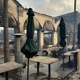 ... in dem auch ein italienisches Restaurant sowie die Filiale einer bekannten Kaffee-Kette untergebracht war, brannte bis auf die Grundmauern nieder. Nur einige der grünen Sonnenschirme auf der Terrasse blieben unbeschadet
