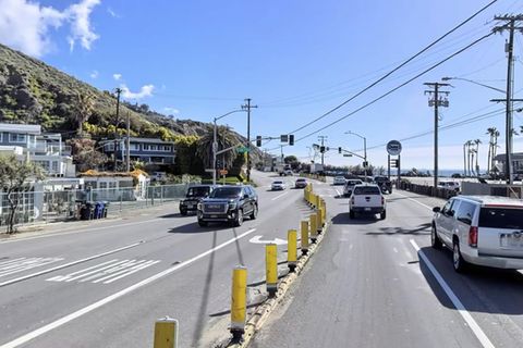 Blauer Himmel, grüne Vegetation und der Pazifik gleich nebenan: So idyllisch die Route von Eastern Malibu in Richtung Santa Monica an dieser Stelle an einem normalen Tag ist, ...