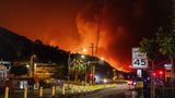 ... so bedrohlich die Szenerie am vergangenen Dienstagabend. Direkt hinter dem Hügel lodern die Flammen des sogenannten Palisades-Feuers, und tauchen den Himmel in glutrotes Licht.