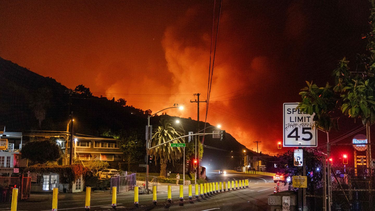 ... so bedrohlich die Szenerie am vergangenen Dienstagabend. Direkt hinter dem Hügel lodern die Flammen des sogenannten Palisades-Feuers, und tauchen den Himmel in glutrotes Licht.