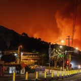 ... so bedrohlich die Szenerie am vergangenen Dienstagabend. Direkt hinter dem Hügel lodern die Flammen des sogenannten Palisades-Feuers, und tauchen den Himmel in glutrotes Licht.