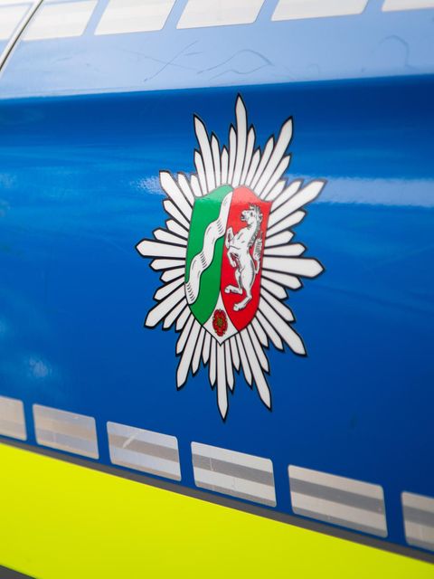 Nahaufnahme des Emblem der Polizei in NRW auf einem Polizeiauto