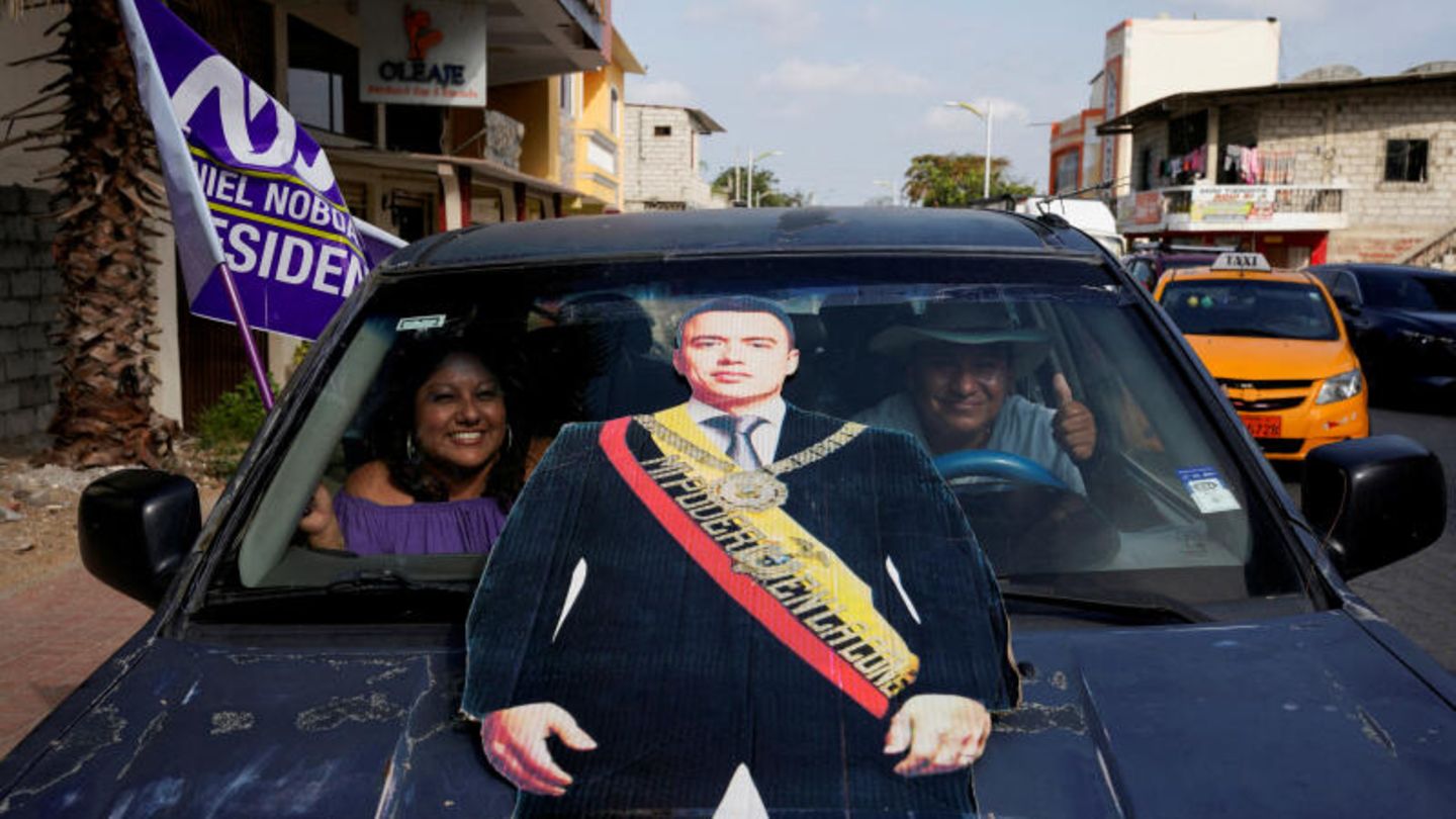 Santa Elena, Ecuador. Unterstützer des ecuadorianischen Präsidenten Daniel Noboa sitzen in ihrem Auto hinter einer Pappfigur ihres Idols. Ab dem 9. Februar finden in dem südamerikanischen Land Parlamentswahlen statt. Die Präsidentschaftswahl erfolgt im April