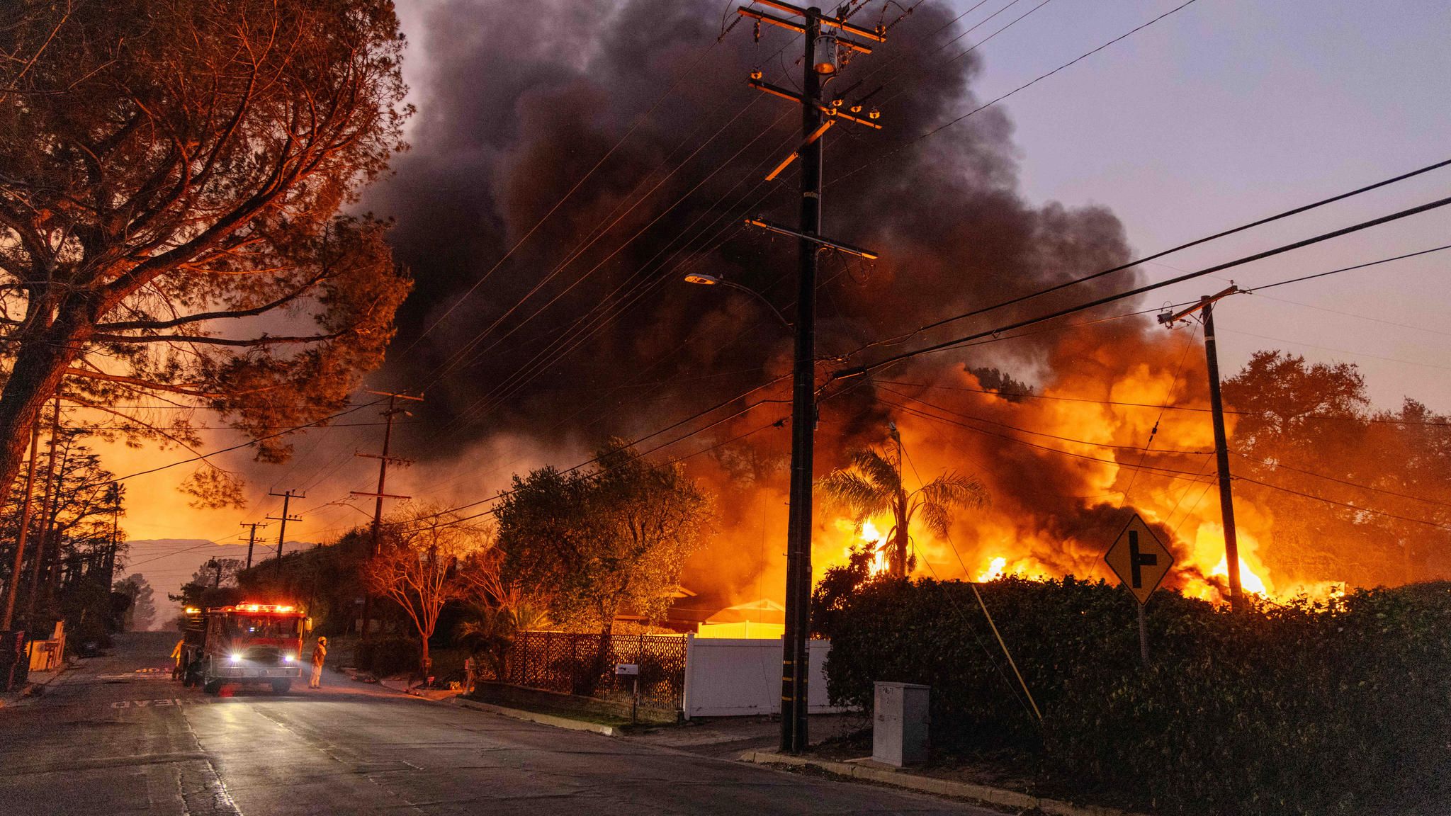 Flammen schlagen aus einem Grundstück in Los Angeles