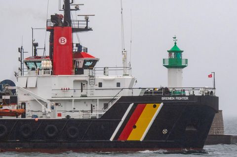 Der Notfallschlepper "Bremen Fighter" im Hafen von Sassnitz auf Rügen