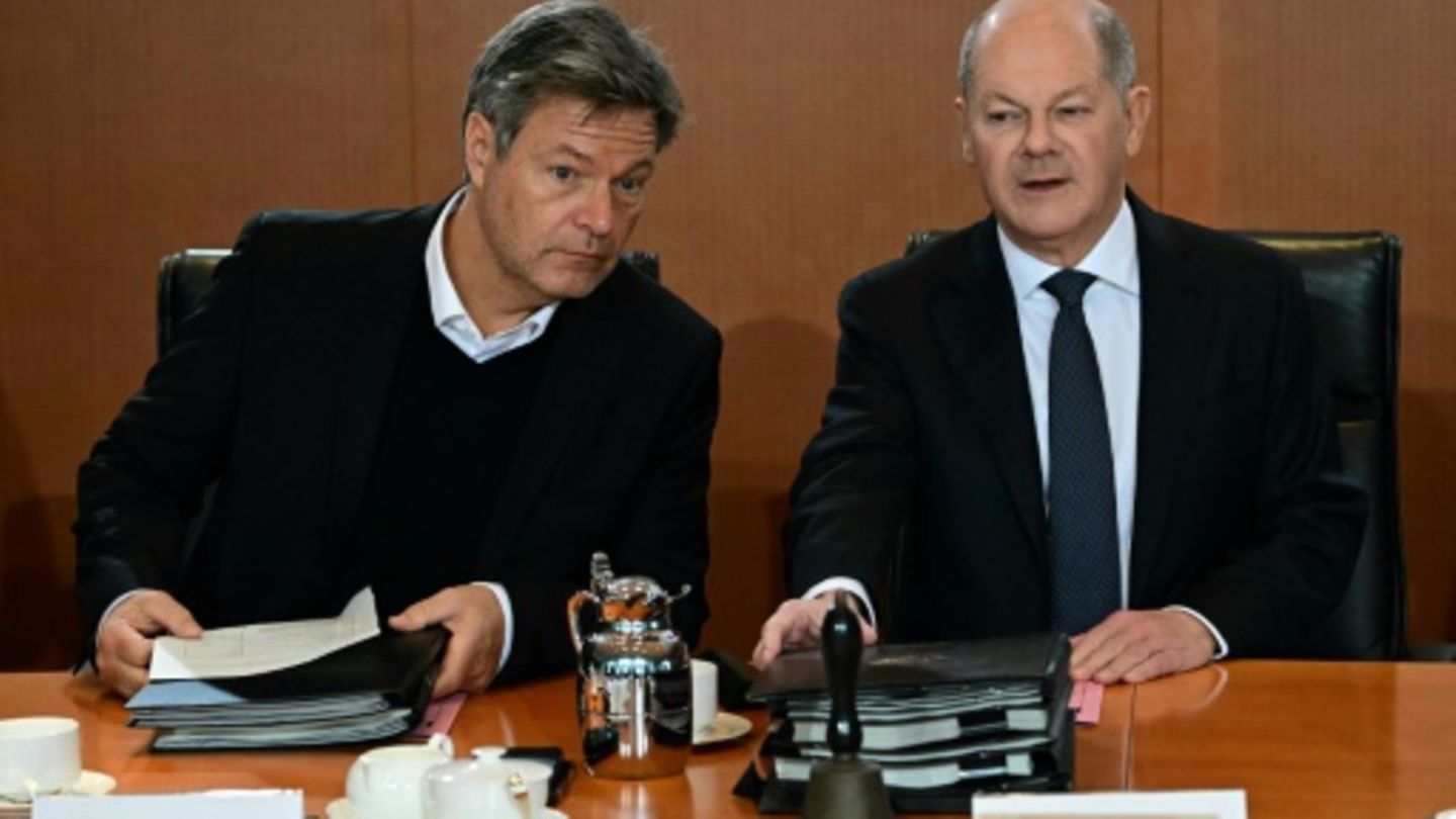 Kanzler Scholz (r.) und Vizekanzler Habeck am Kabinettstisch
