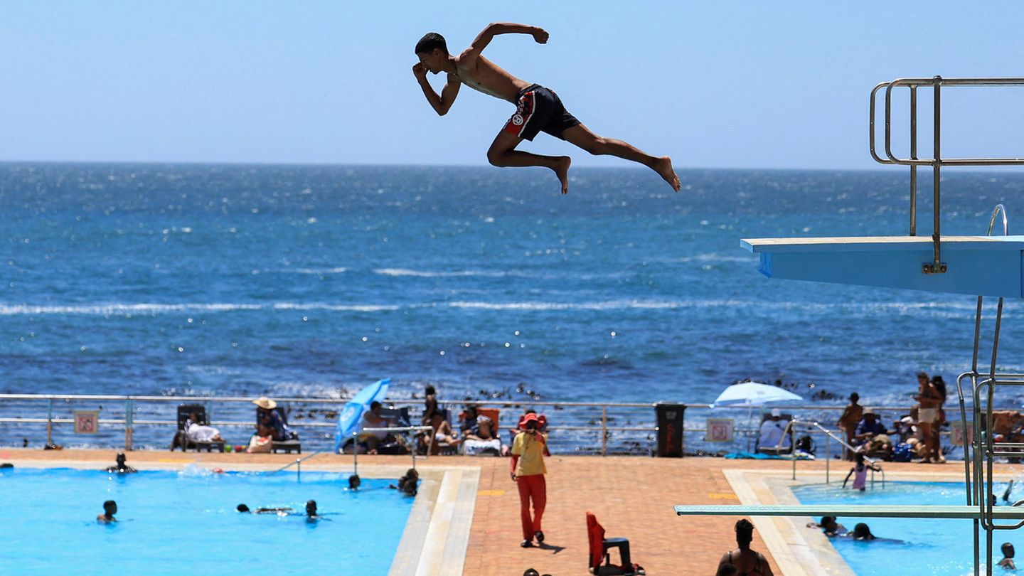 Kapstadt, Südafrika. Während sich in Deutschland Regen, Schnee und Graupelschauer abwechseln, genießen die Menschen in Südafrika Sommer-Temperaturen. Das ein oder andere Schwimmbad hat dabei einen ganz besonderen Blick zu bieten