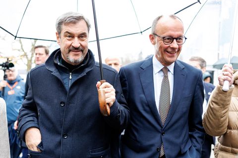Markus Söder (l.) und Friedrich Merz gehen zusammen zur Klausur der CSU-Landesgruppe