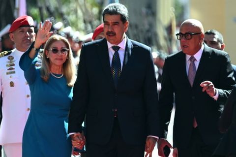 Maduro (Mitte) vor seiner Vereidigung