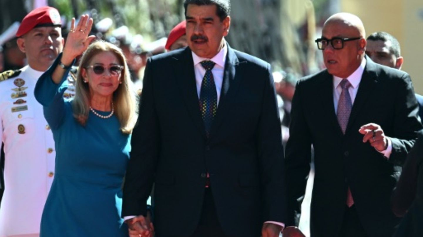 Maduro (Mitte) vor seiner Vereidigung
