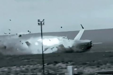 Das mutmaßlich von Russland abgeschossene Flugzeug in Kasachstan