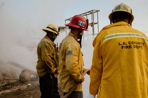 Feuerwehrleute in Los Angeles nach einem Brand