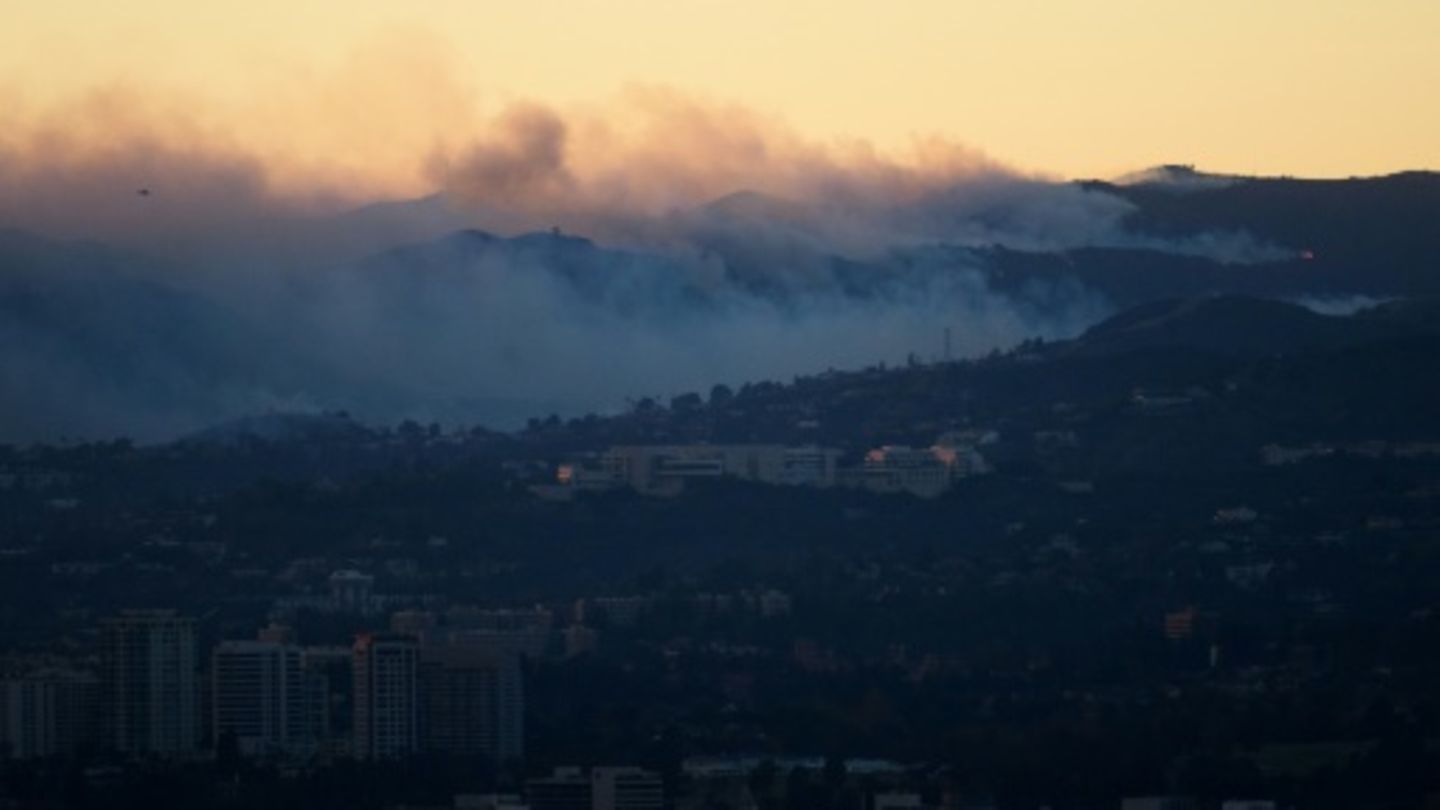 Durch Brände ausgelöster Rauch hinter dem Getty Center