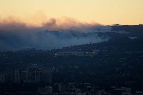Durch Brände ausgelöster Rauch hinter dem Getty Center