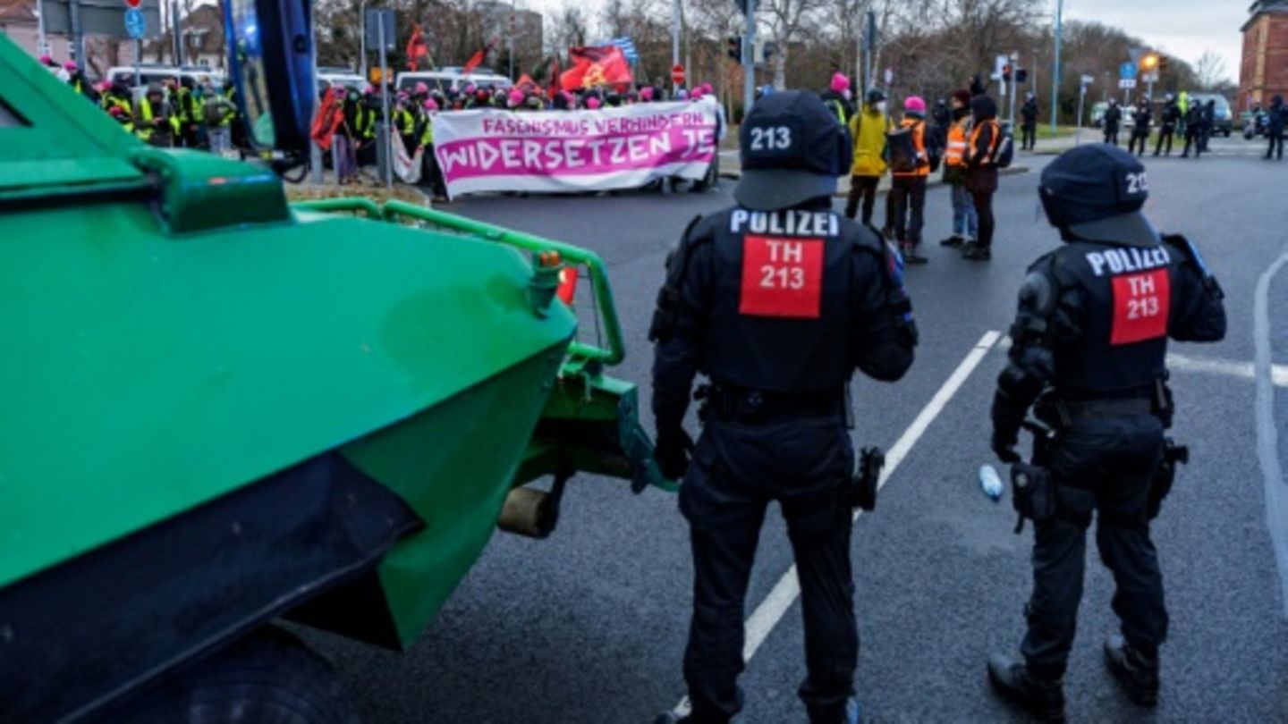 Polizei und Demonstranten in Riesa