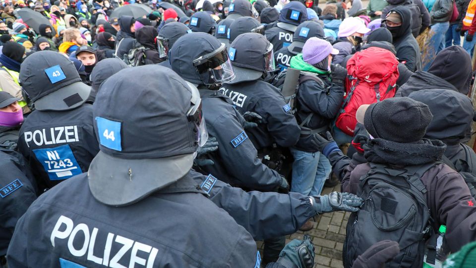 Sitzblockaden verzögern AfD-Parteitag in Riesa – Polizei im Großeinsatz