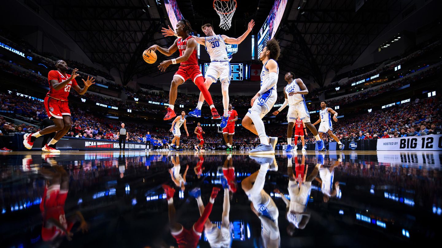 Sportfoto: Basketballer werden auf dem Boden gespiegelt