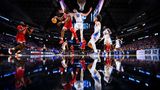 Sportfoto: Basketballer werden auf dem Boden gespiegelt