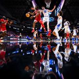 Sportfoto: Basketballer werden auf dem Boden gespiegelt