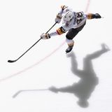 Sportfoto: Ein Eishockey-Spieler wirft einen Schatten aufs Eis