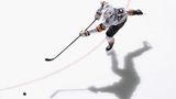 Sportfoto: Ein Eishockey-Spieler wirft einen Schatten aufs Eis