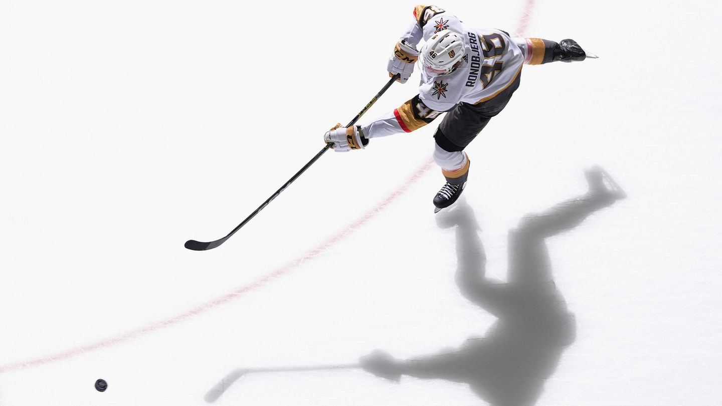 Sportfoto: Ein Eishockey-Spieler wirft einen Schatten aufs Eis