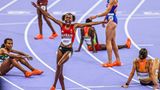 Sportfoto: Eine Läuferin jubelt, hinter ihr geschlagene Kontrahentinnen