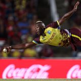 Sportfoto: Ein Cricket-Spieler fängt in der Luft einen Ball
