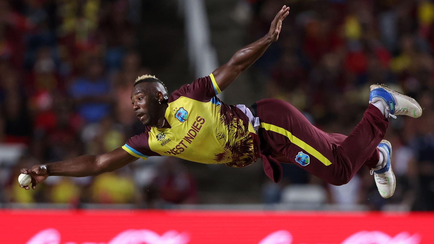 Sportfoto: Ein Cricket-Spieler fängt in der Luft einen Ball