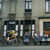 Sportfoto: Metzger feuern einen Radfahrer an