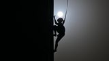 Gold in der Kategorie "Urban & Extreme". Eine Kletterin bei Nacht