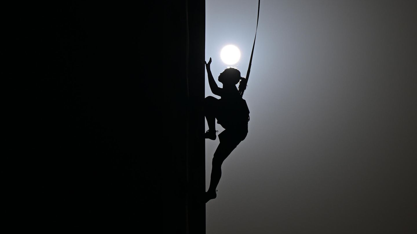 Gold in der Kategorie "Urban & Extreme". Eine Kletterin bei Nacht